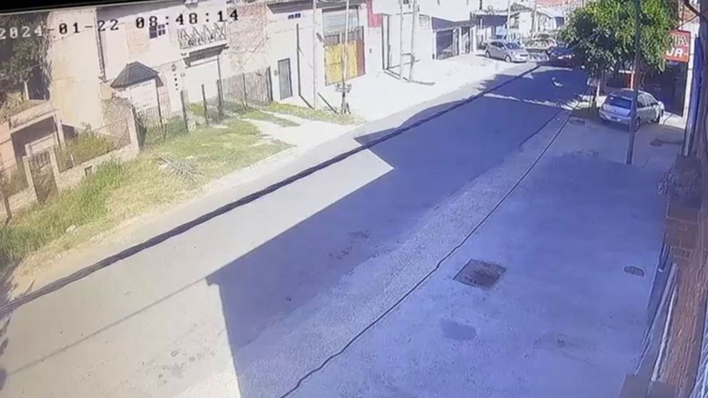 Una cámara de seguridad de la cuadra captó el momento del crimen.