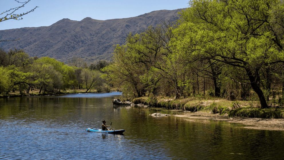 El paraíso serrano con cascadas y piletas naturales "secretas" que tenés que conocer si buscas paz