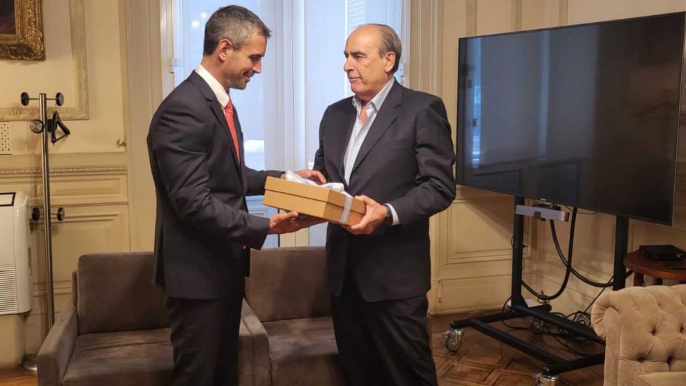 El diputado Martín Menem y el ministro del Interior, Guillermo Francos, con el texto original de la Ley Ómnibus (Archivo).