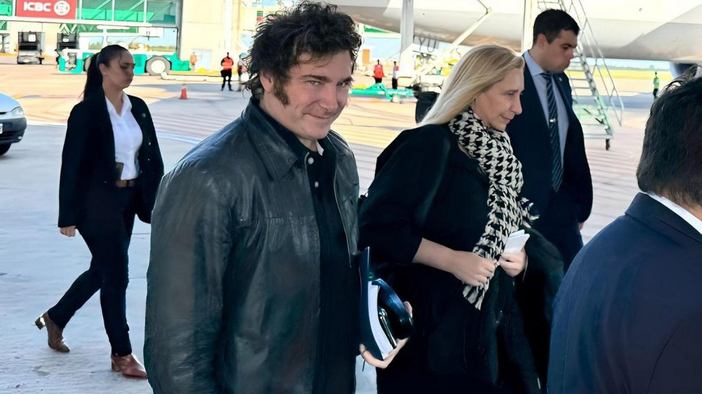 El presidente Javier Milei y su hermana Karina Milei al regresar de Davos, al participar en el Foro Económico Mundial (Archivo).