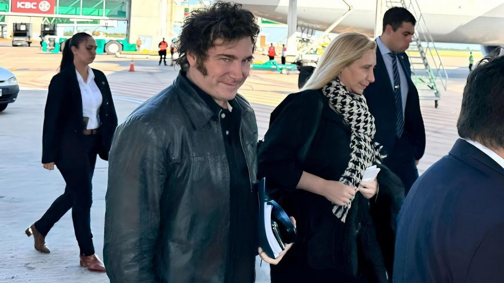 El presidente Javier Milei y su hermana Karina Milei al regresar de Davos, al participar en el Foro Económico Mundial (Archivo).