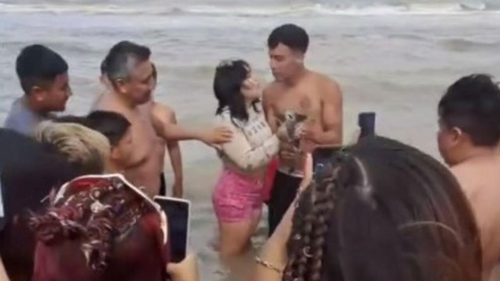 Irresponsable situación se vivió en Santa teresita con un tiburón bebé (Twitter).