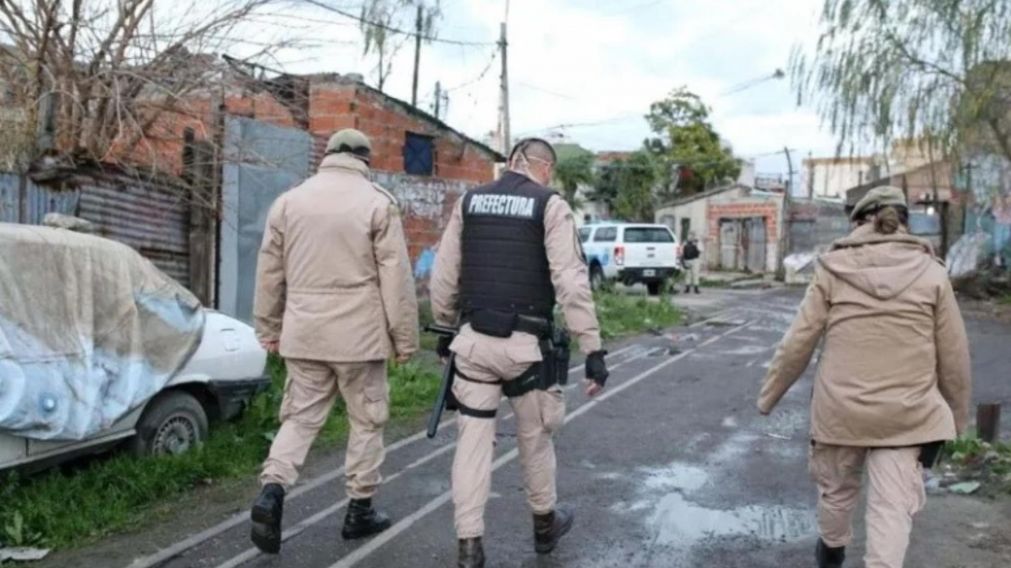Los integrantes de la Prefectura Naval revisaron el lugar del incidente.