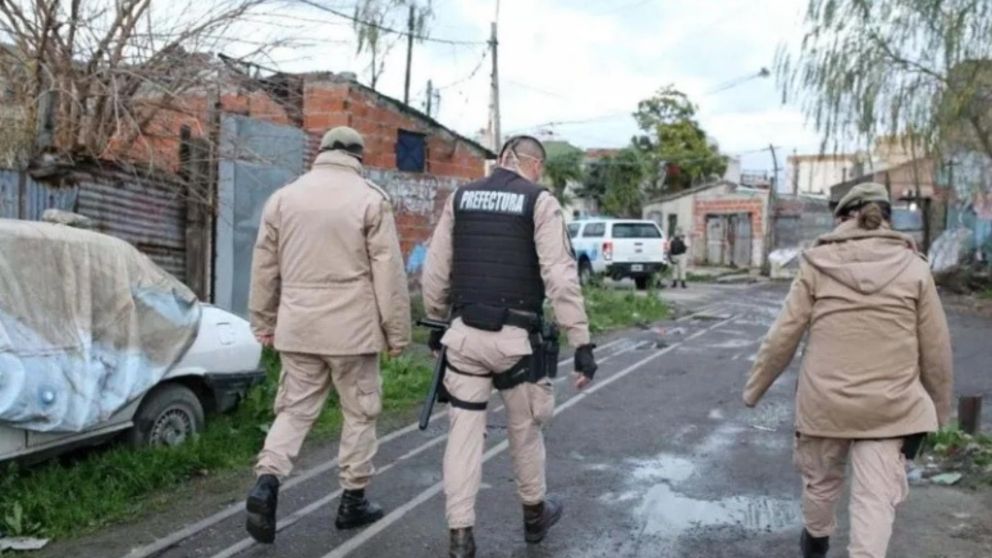 Los integrantes de la Prefectura Naval Argentina concurrieron al lugar del confuso episodio.