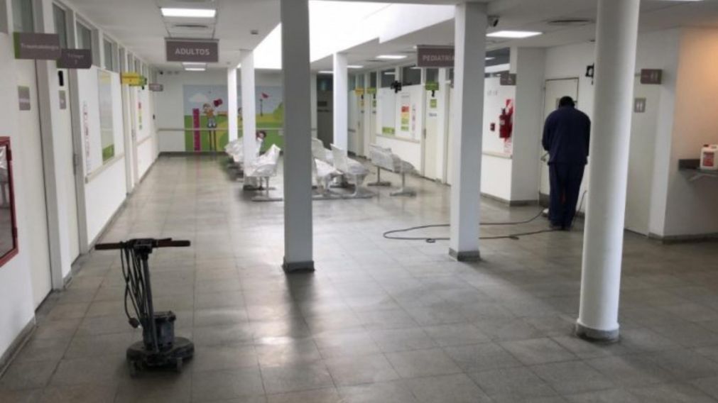 La mujer permanece internada luego de haber sido atacada por los asaltantes.