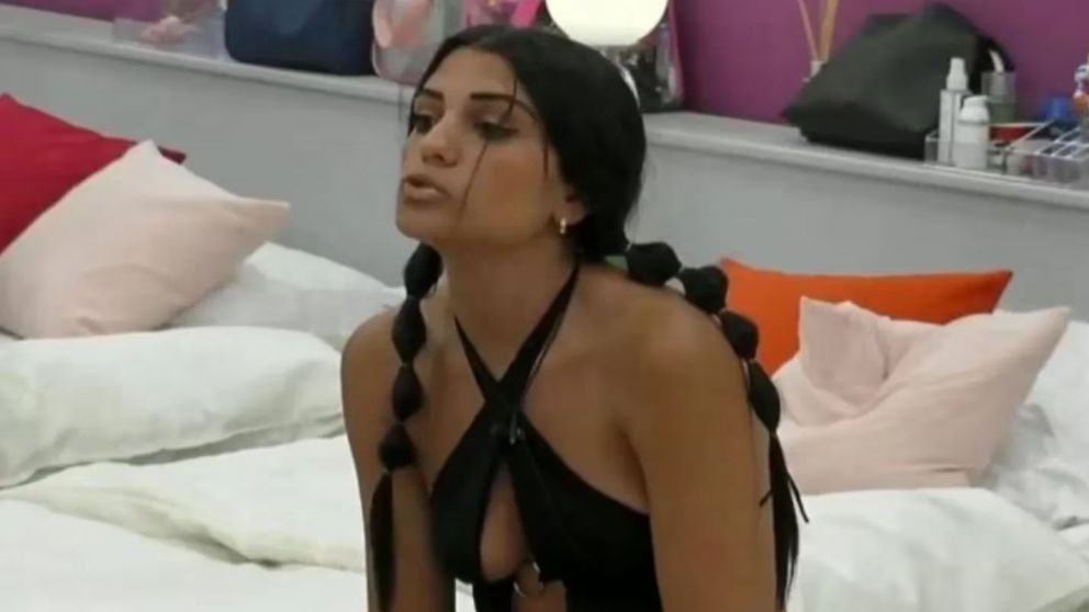 El curioso método de Rosina de Gran Hermano para “tocarse” tranquila en la casa.