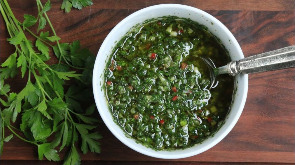 El chimichurri es una de las preparaciones más comunes en los asados argentinos.
