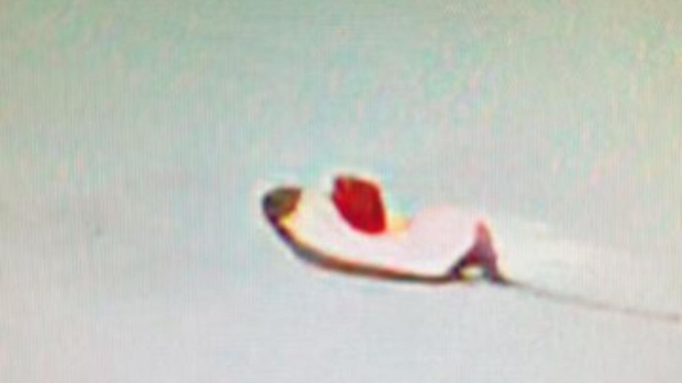 La imagen muestra similitudes con el kayak en el que viajaban los dos amigos desaparecidos.