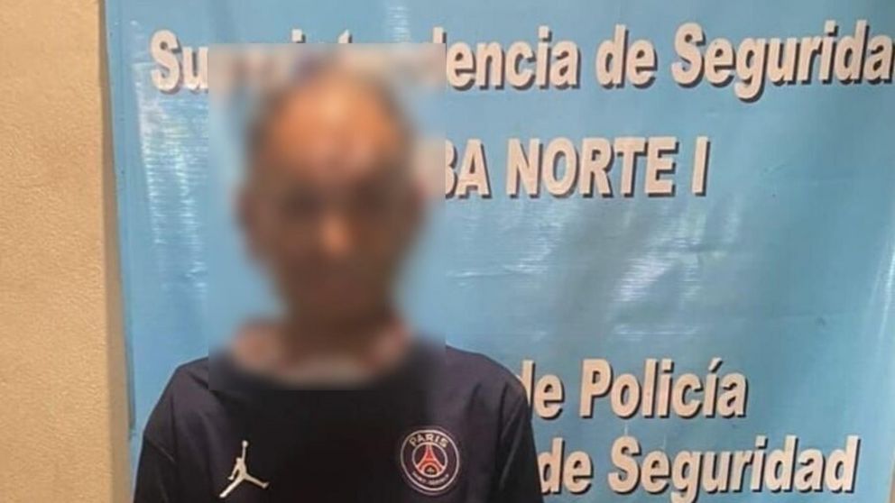 Este es el sujeto que fue arrestado por los uniformados.