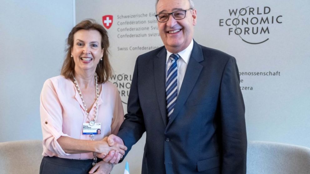 La Ministra de Relaciones Exteriores de Argentina, Diana Mondino, le da la mano al Ministro de Econom�a de Suiza, el Consejero Federal Guy Parmelin.