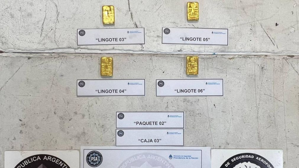 As� capturaron a pareja que intent� contrabandear lingotes de oro en su equipaje.