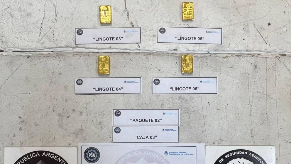 Así capturaron a pareja que intentó contrabandear lingotes de oro en su equipaje.