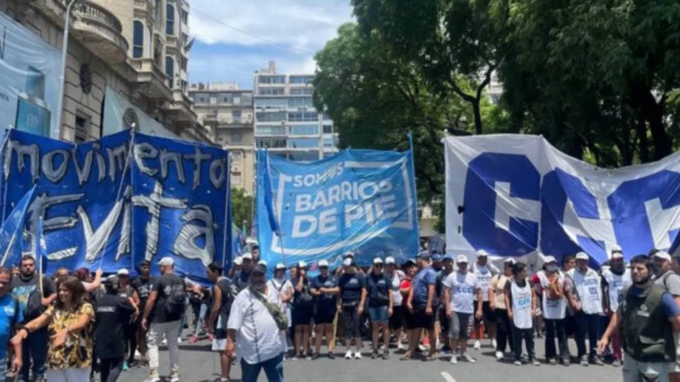 A una semana de la huelga general convocada por la CGT, militantes de distintos movimientos sociales realizaron este miércoles en Buenos Aires.