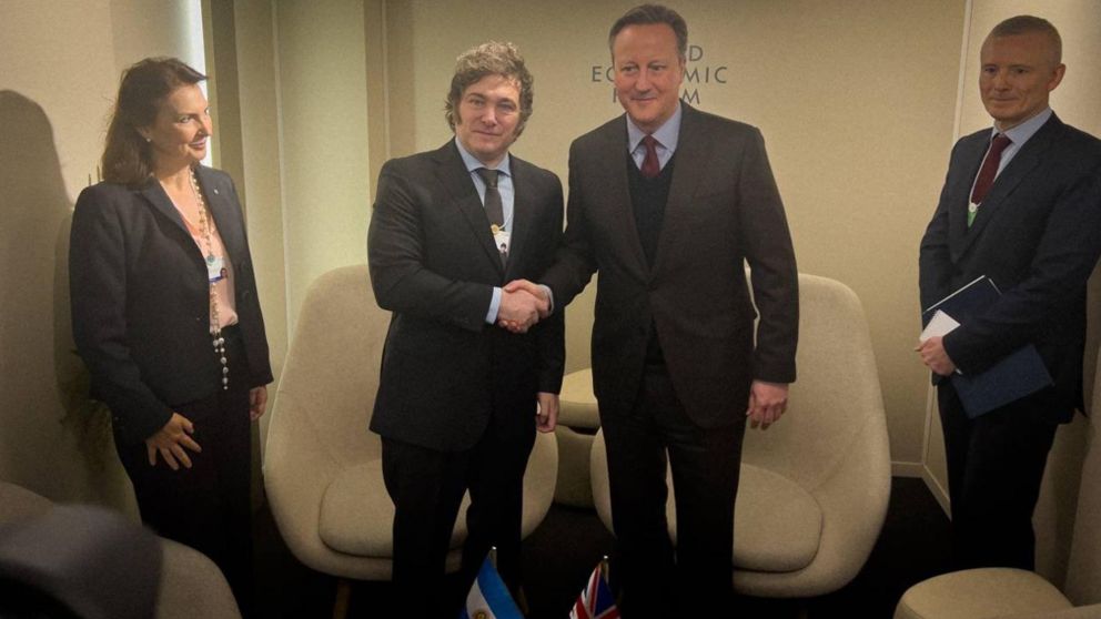 El presidente Javier Milei junto al canciller británico David Cameron (Presidencia).