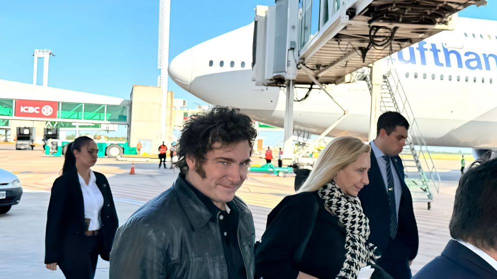 Javier Milei partió 18.20 junto a Karina Milei en el avión de línea hacia Frankfurt para participar del Foro de Davos.
