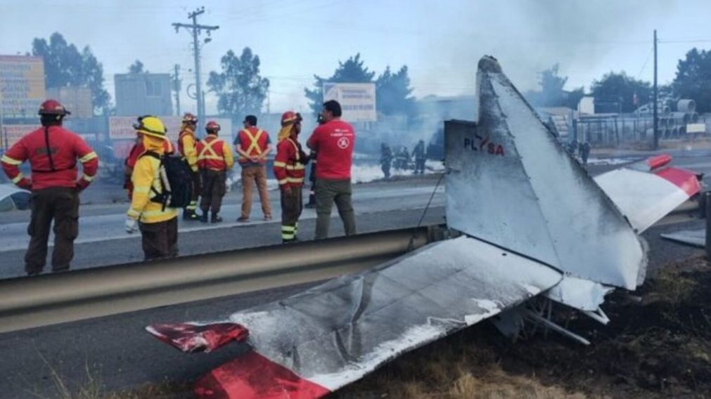 Una avioneta se estrelló luego de chocar contra cables de alta tensión en Chile.