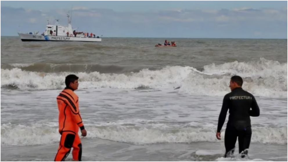 Prefectura Naval Argentina organizó un operativo de búsqueda.