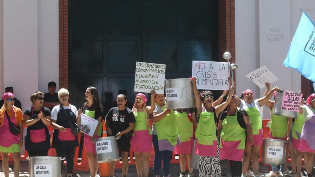 La organización social "Somos Barrios de Pie" realizó su quinta su protesta ante la Quinta de Olivos por alimentos (Télam).