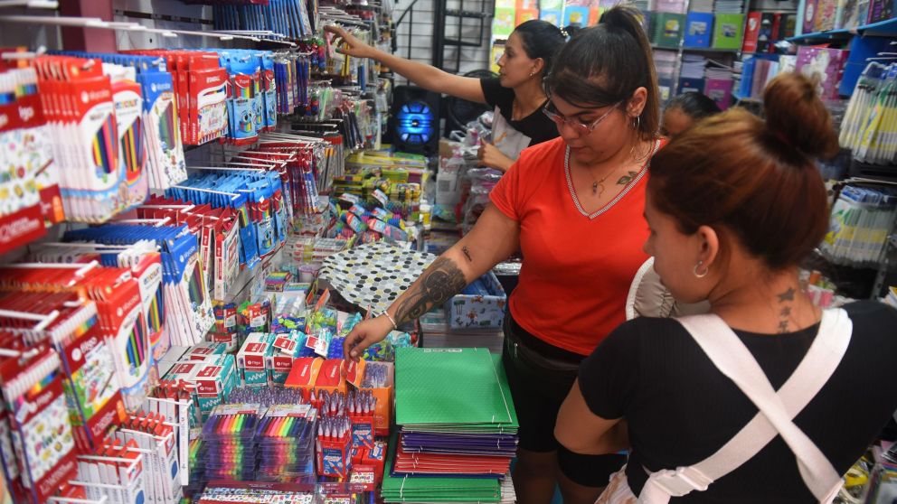 L�pices, biromes, cuadernos y sacapuntas, una compra que conviene adelantar (Jonatan Moreno / Cr�nica / Archivo).