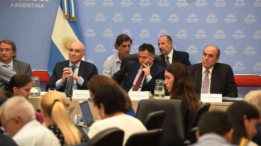 Con la presencia de ministros y funcionarios, el proyecto empezó a ser debatido en comisiones.