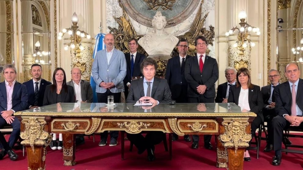 Javier Milei durante el anuncio del DNU 70/2023 mediante una cadena nacional.