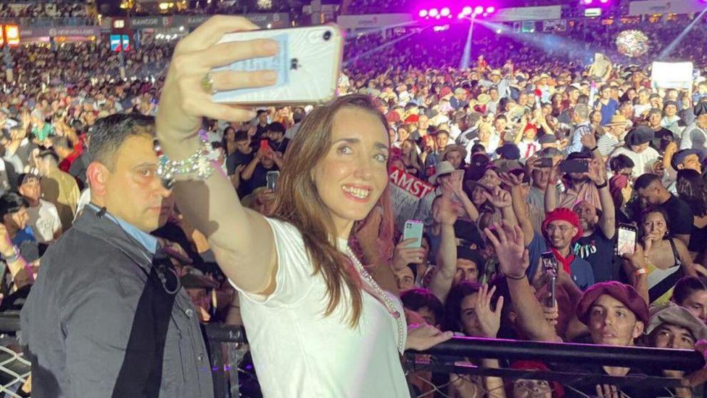 Victoria Villarruel vivio un curioso momento en el Festival de Jesús María (Twitter).