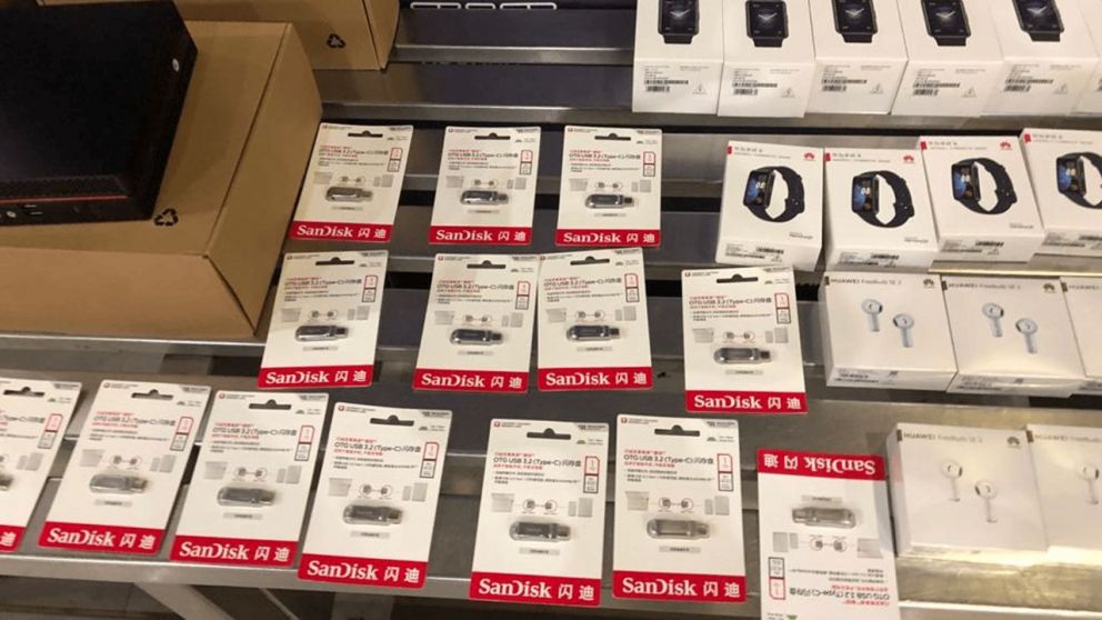 Los agentes especializados de la Dirección General de Aduanas apostados en el Aeropuerto Internacional de Ezeiza evitaron el ingreso ilegal de artículos electrónicos.