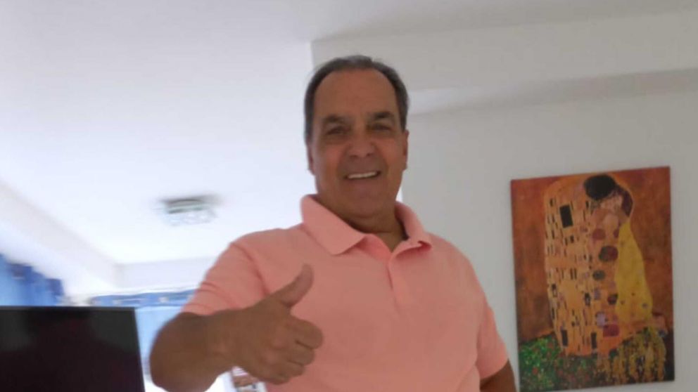 Luis Mario Vitette Sellanes en su casa de Uruguay donde vive con su esposa y su hijo menor