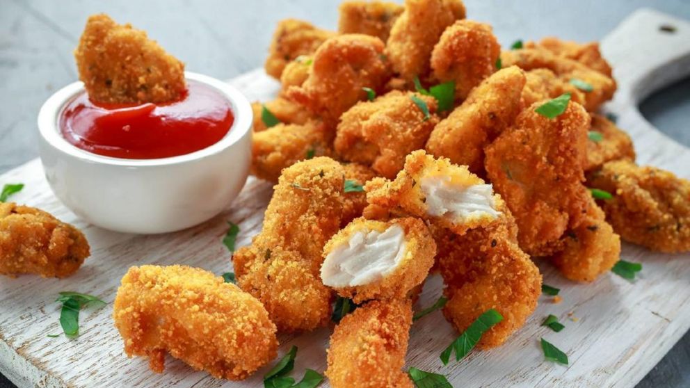 Los nuggets de pollo caseros son la receta ideal para sorprender a todos en la mesa familiar este verano.