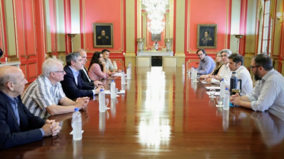 Kicillof junto con los representantes de la Cepreb. (Prensa GPBA)