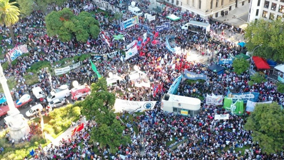 Marcha organizada por la CGT contra la reforma laboral del DNU.