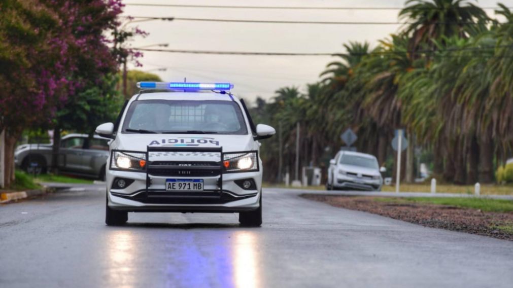 Se negó a hacer pasar a su casa a una “amiga”, esta lo amenazó, sacó un arma, y efectúo un disparo: "Yo te mato donde te encuentre".