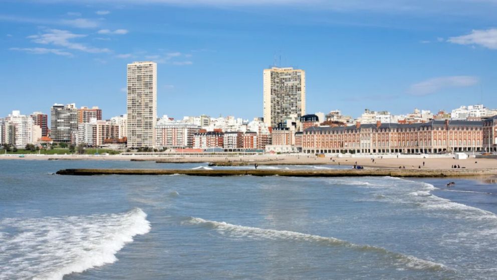 Unos chicos jugaban en la playa y encontraron un cráneo humano enterrado en la arena.