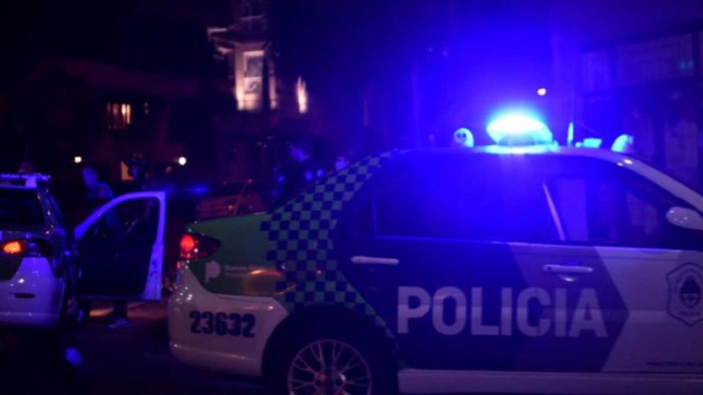 Los efectivos policiales buscan al autor del homicidio.