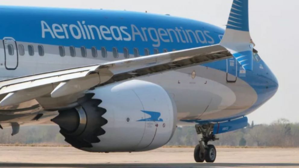 El Gobierno redujo un 43% la estructura gerencial de la compañía de bandera.