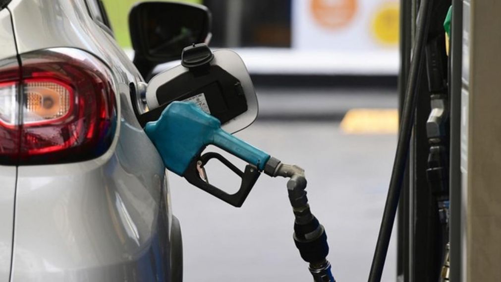 Petroleras bajan los precios de la nafta en surtidores para no perder clientes.