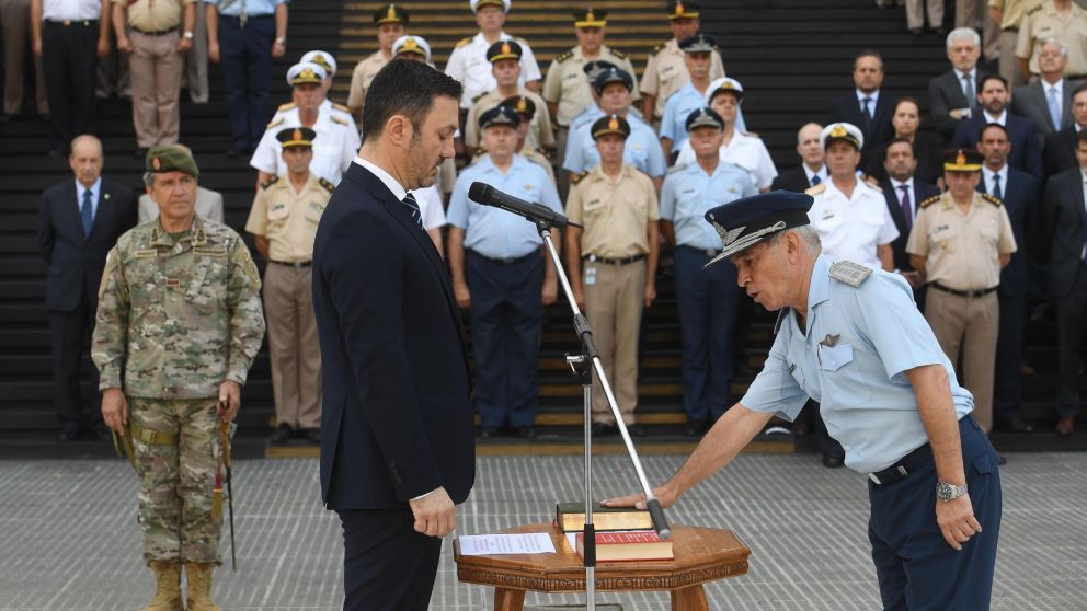 Luis Petri oficializó al flamante jefe del Estado Mayor Conjunto de las Fuerzas Armadas, Xavier Julián Isaac (Télam).