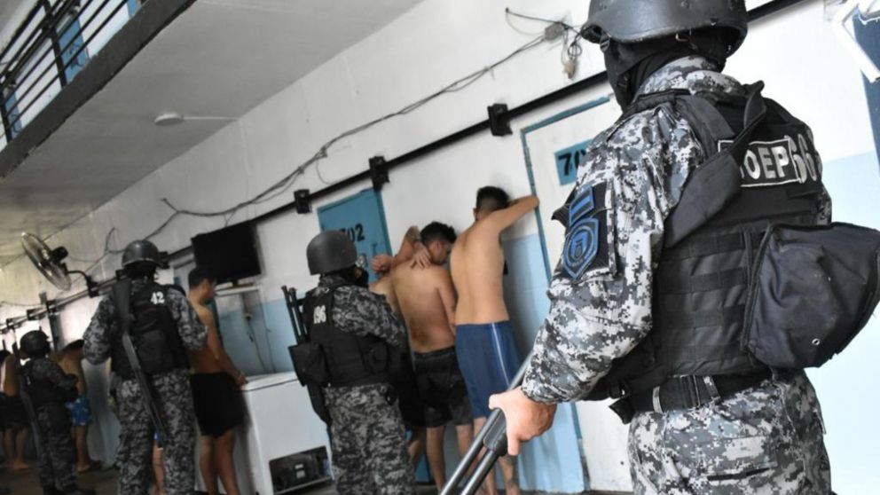 Uno de los allanamientos realizados en las cárceles de Santa Fe.