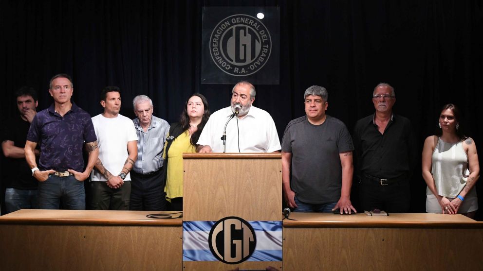 Los dirigentes sindicales manifestaron su intención de "contribuir al debate" de la Ley Ómnibus en el Congreso.