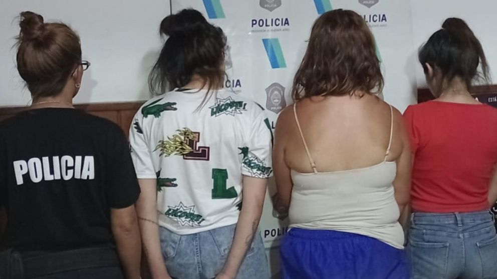 Las tres mujeres que finalizaron arrestadas como saldo de las requisas.