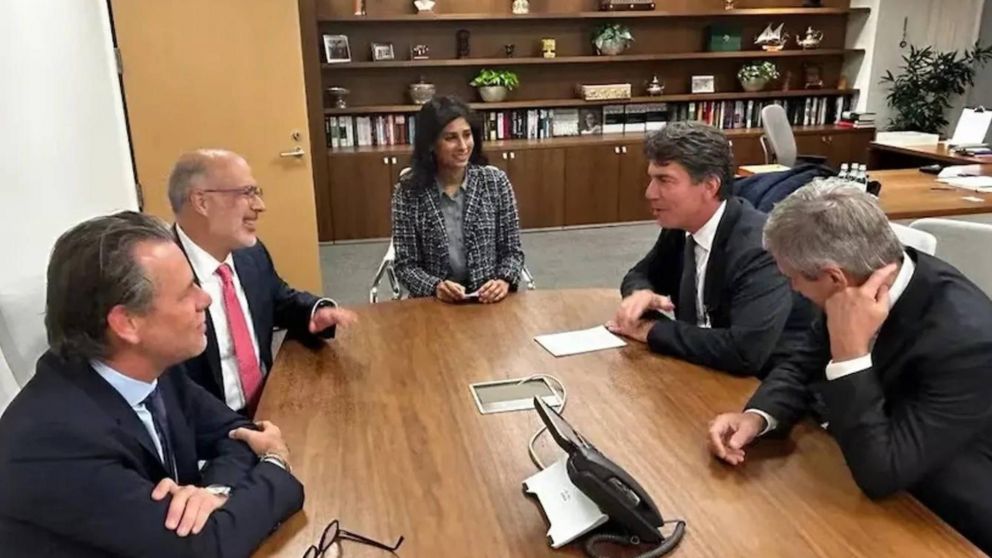 Comenzó la reunión entre Luis Caputo y Nicolás Posse con la comitiva del FMI.