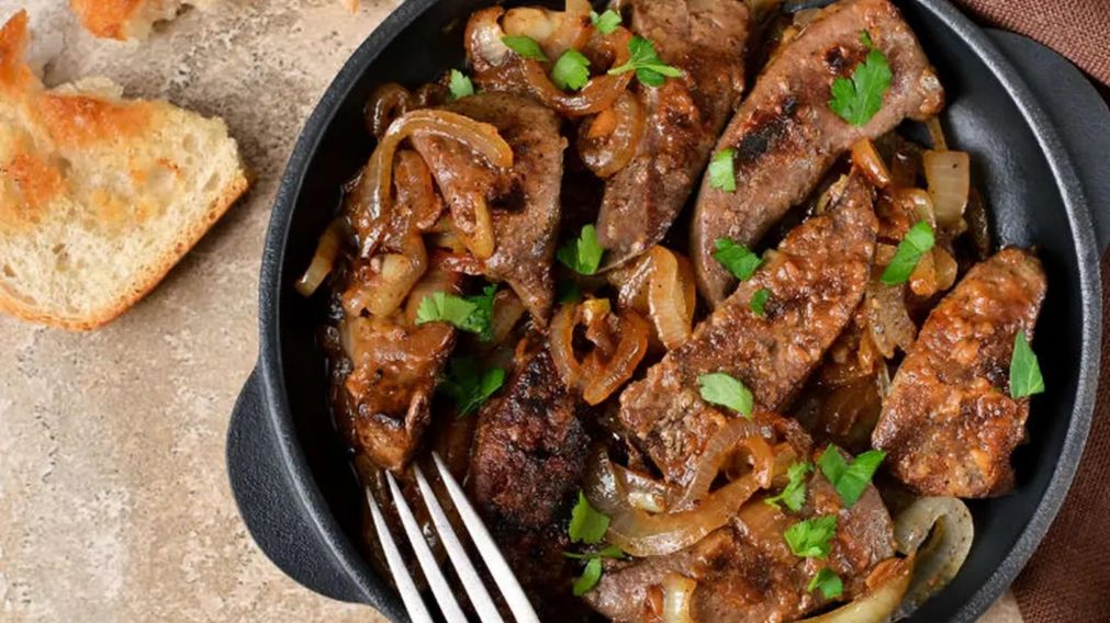 Receta de hígado encebollado: rica, económica y rendidora.