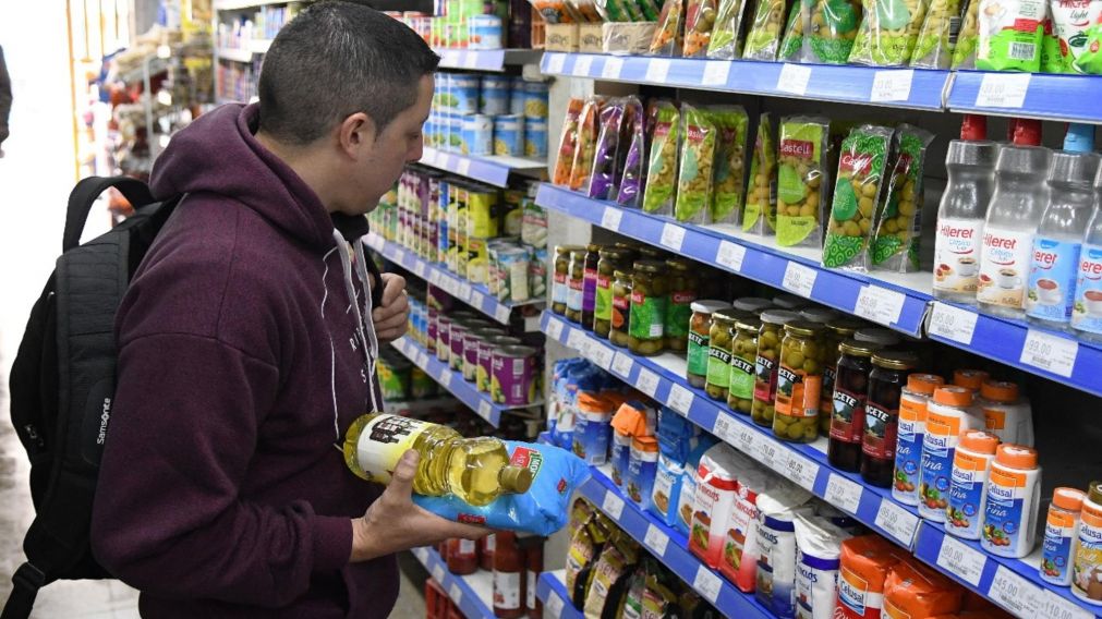 Los alimentos y las bebidas subieron hasta un 150% en diciembre último (Carlos Ventura / Crónica / Archivo).