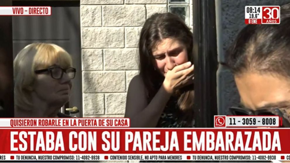 Violento crimen en la puerta de la vivienda de la víctima, donde estaba con su pareja.