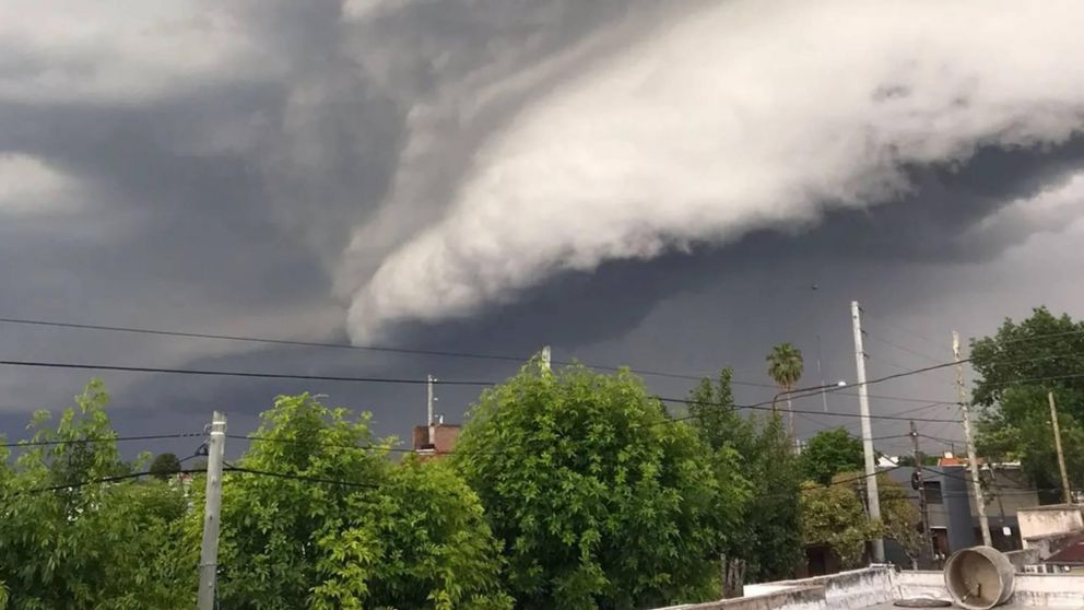 Llueve en AMBA y se mantiene el alerta amarillo en La Plata por fuertes tormentas.