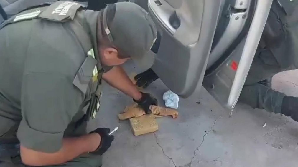 Operativo "Ni tan rápido ni tan furioso": Gendarmería secuestró 20 kilos de cocaína, detuvo a narco con dos armas.
