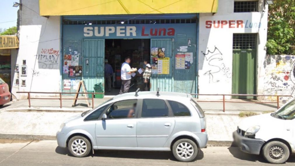 El fatal asalto fue consumado por los malvivientes en este comercio.