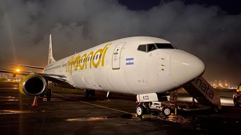 Dram�tico momento: avi�n de Flybondi impact� su cola en la pista del aeropuerto de Mar del Plata durante el aterrizaje