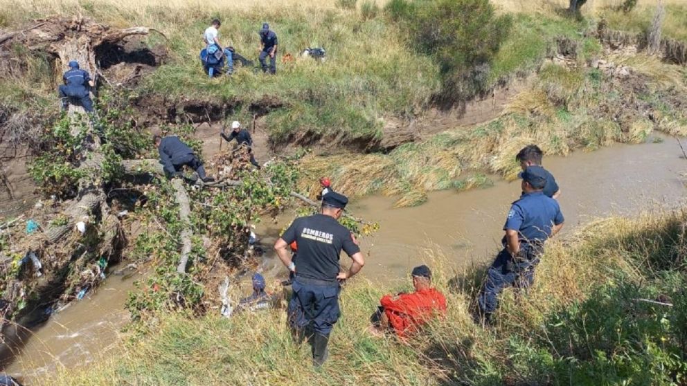 Policía, bomberos y vecinos de Tres Arroyos buscan intensamente a un niño de 8 años que desapareció durante el último temporal.