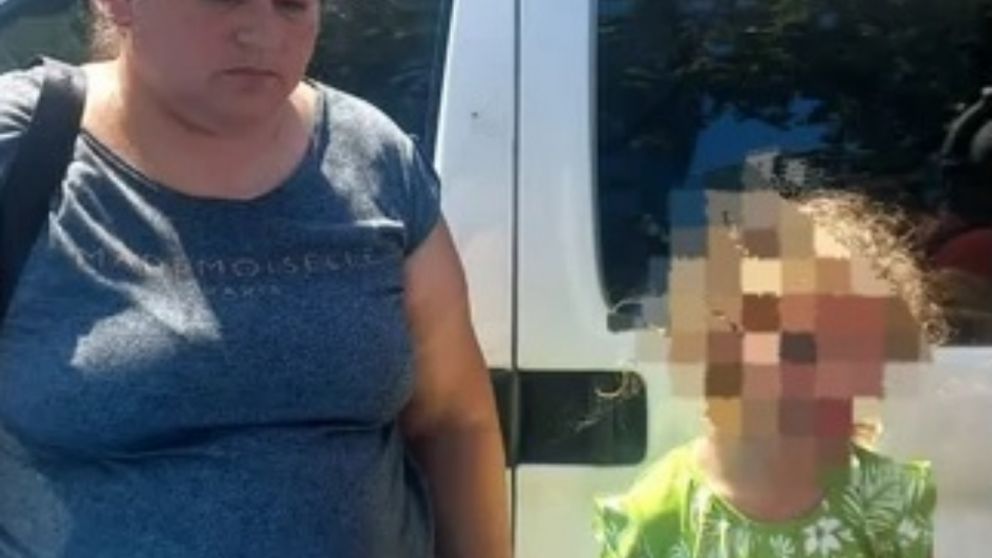 Fuentes policiales aseguraron que dos de los ladrones obligaron al hombre a bajar de su vehículo y se lo llevaron, sin percatarse que había una menor en el interior.